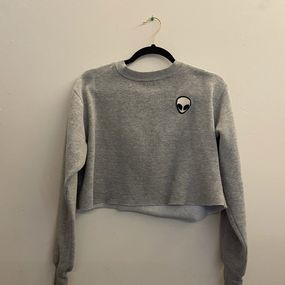 Cropped alien sweat shirt.